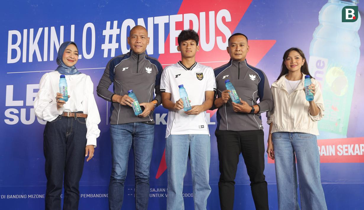 Kekurangan cairan dapat menurunkan daya tahan, memperlambat reaksi, menyebabkan kram otot, bahkan meningkatkan risiko cedera. Selain itu, otak juga membutuhkan asupan cairan dan zat gizi yang memadai untuk menjaga fokus dan konsentrasi. (Bola.com/M Iqbal Ichsan)