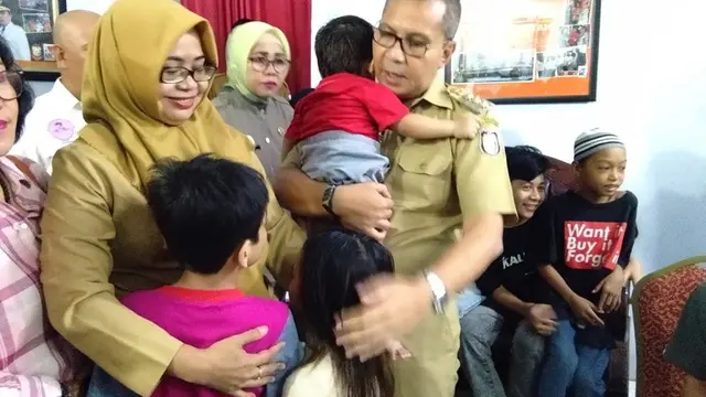 Wali Kota Makassar, Moh. Romdhan Pomanto alias Danny mengunjungi tiga bocah korban penyekapan ibu asuhnya di Makassar (Liputan6.com/ Eka Hakim)