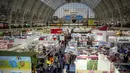 Suasana ruangan Toy Fair atau Pameran Mainan tahunan di Olympia, London, Inggris, Selasa (23/1). (AFP PHOTO/Tolga AKMEN)