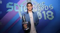 Afgan, Isyana dan Rendy Pandugo menangi trofi SCTV Music Awards 2018 sebagai kolaborasi terbaik. (Adrian Putra/Bintang.com)
