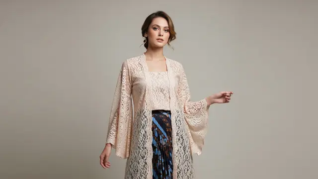 Model Kimono Outer Brokat dengan Rok Plisket Modern Geometris