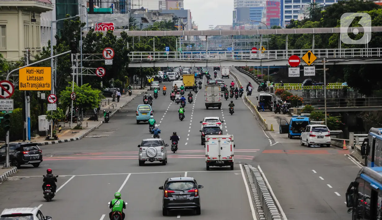 Sejumlah kendaran melintas di jalanan kawasan Harmoni, Jakarta, Selasa (7/4/2020). Volume kendaraan yang melintas di DKI Jakarta meningkat pada Senin (5/4/2020) setelah 18 hari penerapan work from home atau kerja dari rumah untuk mencegah penyebaran virus corona. (Liputan6.com/Faizal Fanani)