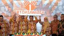 Ketua Bawaslu, Abhan (tengah) bersama para komisioner saat perayaan HUT 1 Dasawarsa Bawaslu di Jakarta, Senin (9/4). HUT 1 Dasawarsa Bawaslu menggunakan tagar #1Dasawarsa dengan tema 'Bersama Rakyat, Bawaslu Mengawasi'. (Liputan6.com/Helmi Fithriansyah)