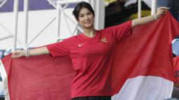 Bintang film asal Jepang, Maria Ozawa, memberikan dukungan untuk Timnas Indonesia U-22 saat melawan Thailand pada SEA Games 2019 di Stadion Rizal Memorial, Manila, Selasa (26/11). Indonesia menang 2-0 atas Thailand. (Bola.com/M Iqbal Ichsan)