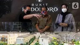 Tenaga penjual melayani calon pembeli pada penjualan perdana Bukit Podomoro Jakarta. Penjualan perdana di kawasan premium Bukit Podomoro Jakarta dinilai akan mendukung produktivitas masyarakat ibu kota yang aktif dengan mobilitas tinggi. (Liputan6.com/HO/Ading)