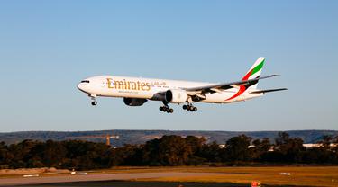 Penerbangan Rute Dubai - Brisbane Selama 14 Jam Selamat Meski Pesawat Berlubang Besar