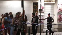 Polisi berjaga di sekitar Stasiun Pusat Brussels setelah teror ledakan di Brussels, Belgia (20/6). Pelaku ditembak mati oleh tentara Belgia saat hendak mengaktifkan bom rompi. (AFP Photo/Emmanuel Dunand)