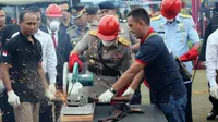 Sebanyak 1.637 senjata api rakitan dan standar TNI serta Polri berbagai jenis dimusnahkan dengan cara dipotong-potong di Mako Brimob Polda Riau, Kota Pekanbaru. (Liputan6.com/M Syukur)