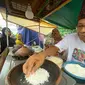 Intip ketan dimasak menggunakan cobek tanah agar memunculkan aroma rasa sedap. (Liputan6.com/Arief Pramono)