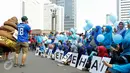 Puluhan warga sosialisasikan 'Toilet Sehat' saat Car Free Day (CFD) di Bundaran HI, Jakarta, Minggu (15/11/2015). Dalam acara tersebut tampil sebuah maskot berbentuk kotoran manusia yang membuat suasana semakin seru. (Liputan6.com/Yoppy Renato)