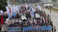 Ribuan buruh melakukan longmarch membawa spanduk menuju Istana Merdeka, Jakarta, Sabtu (6/2/2016). Dalam aksi tersebut mereka meminta agar tidak terjadi PHK secara besar-besaran. (Liputan6.com/Angga Yuniar)