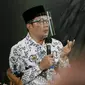 Gubernur Jabar Ridwan Kamil memberi sambutan dalam penandatanganan MoU antara Pengembang Indonesia dengan bank bjb perihal Program Rumah Subsidi untuk Guru dan Tenaga Kependidikan, di Sekolah Cakra Buana Kota Depok (25/11/2020). (Foto: Humas Jabar)