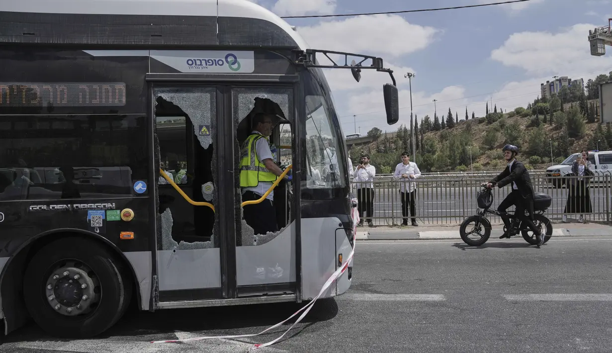 Aksi penembakan terjadi di sebuah halte bus di pinggiran Yerusalem pada Senin (8/9/2025). Insiden ini menewaskan lima orang dan melukai tujuh lainnya. (AP Photo/Mahmoud Illean)