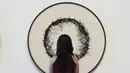 Sebagai informasi, karya-karya Olafur Eliasson menyoroti bagaimana fenomena dan objek alam memiliki kehendaknya sendiri, melampaui peran tradisional sebagai subjek pengamatan. Tampak dalam foto, pengunjung menikmati koleksi seni modern dan kontemporer karya Olafur Eliasson di Museum of Modern and Contemporary Art in Nusantara (MACAN), Jakarta, Minggu 12 April 2026. (Kapanlagi.com/Budy Santoso)