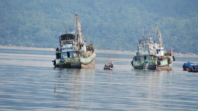 Detik-detik Peledakan 2 Kapal Asing Pencuri Ikan di Ambon