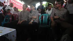 Jokowi didampingi istri, Iriana Widodo mengunjungi Kampung Nelayan Indah di Medan, Selasa (10/6/14). (Liputan6.com/Herman Zakharia)
