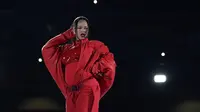 Rihanna tampil selama pertunjukan Halftime Show Super Bowl LVII antara Kansas City Chiefs dan Philadelphia Eagles di State Farm Stadium di Glendale, Arizona, pada 12 Februari 2023. (TIMOTHY A. CLARY / AFP)