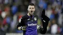 Kiper Leganes, Ivan Cuellar, merayakan gol ke gawang Real Madrid pada laga La Liga di Stadion Municipal Butarque, Senin (15/4). Kedua tim bermain imbang 1-1. (AP/Bernat Armangue)