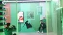 Pengunjung berfoto di pameran instalasi Adidas Original Is Never Finished di Senayan City, Jakarta, Rabu (28/2). Original Is Never Finished menampilkan pameran instalasi seni yang di sajikan dalam tiga ruangan. (Liputan6.com/Angga Yuniar)
