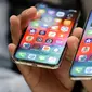 IPhone XS (kiri) dan XS Max diperlihatkan saat peluncuran produk baru Apple di California (12/9). iPhone XS dan XS Max tersedia tiga warna (gold, silver, abu-abu) dan tiga konfigurasi memori (64GB, 256GB, dan 512GB). (AP Photo/Marcio Jose Sanchez)