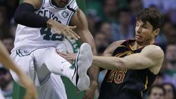 Aksi pemain Boston, Al Horford (42) saat berebut bola dengan pemain Cleveland, Kyle Korver (26) pada gim kelima final NBA Wilayah Timur di TD Garden, Boston, (23/5/2018). Boston Celtics menang 96-83. (AP/Charles Krupa)
