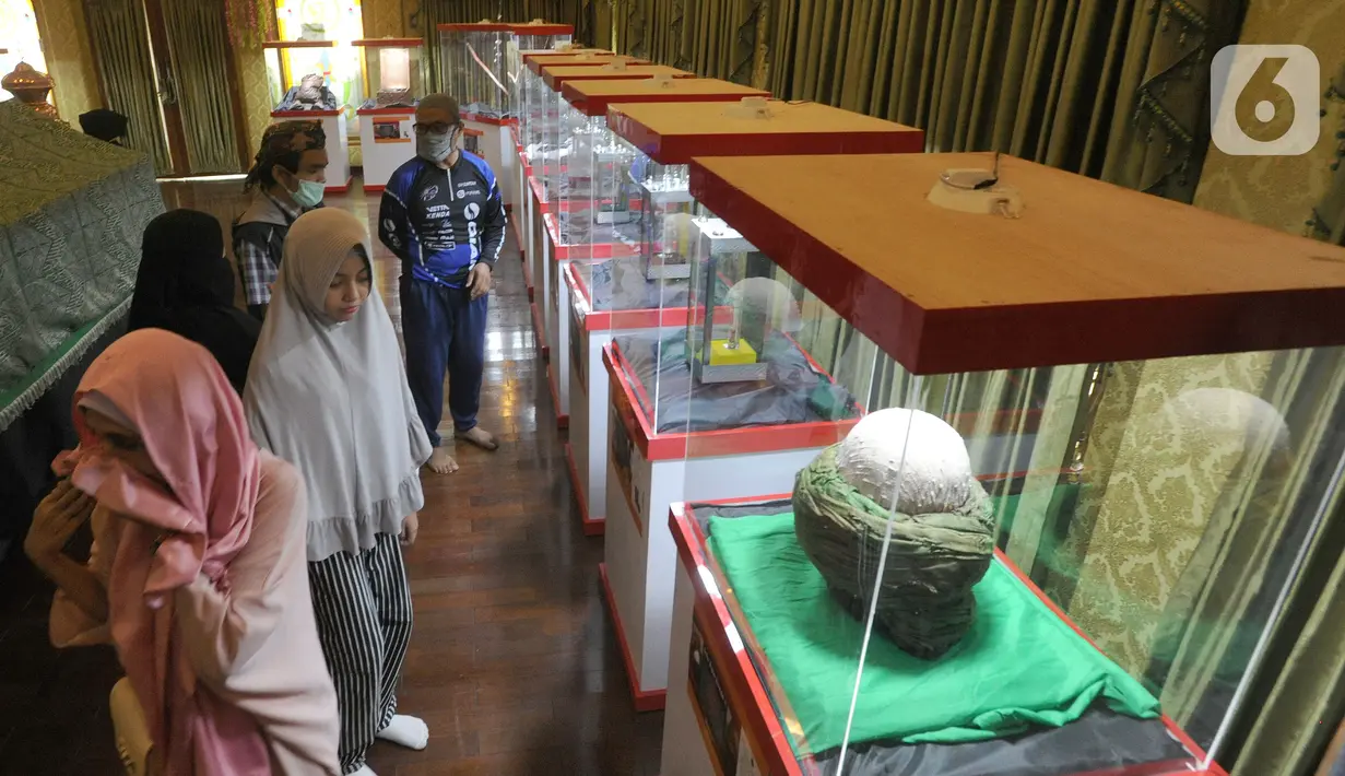 Pengunjung melihat-lihat benda saat Pameran Artefak Rasulullah dan Sahabat Nabi di Padepokan Welas Asih, Parung, Kabupaten Bogor, Jawa Barat, Minggu  (26/7/2020). Pameran ini bertujuan sebagai syiar untuk lebih menumbuhkan kecintaan kepada Rasulullah SAW. (merdeka.com/Arie Basuki)