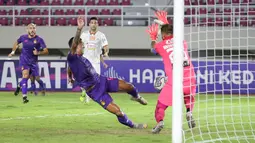 Pemain Persik Kediri, Doinatan Machado (kiri) mencetak gol pertama timnya ke gawang Persija Jakarta dalam laga pekan ke-10 BRI Liga 1 2021/2022 di Stadion Manahan, Solo, Sabtu (30/10/2021). (Bola.com/Bagaskara Lazuardi)