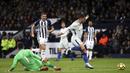 Proses terjadinya gol Chelsea yang dicetak Eden Hazard ke gawang West Bromwich pada laga Premier League di Stadion The Hawthorns, West Bromwich, Sabtu (18/11/2017). West Bromwich kalah 0-4 dari Chelsea. (AP/Nick Potts)