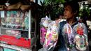 Menjelang HUT DKI ke-486, 22 Juni nanti, permintaan miniatur ondel-ondel semakin meningkat, Jakarta, Rabu (18/6/14). (Liputan6.com/Faizal Fanani)