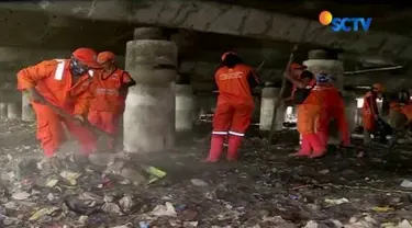Lautan sampah di kolong Tol Wiyoto Wiyono ditargetkan bersih dalam waktu satu bulan. Petugas kembali berjibaku dengan sampah, guna melanjutkan upaya pembersihan.