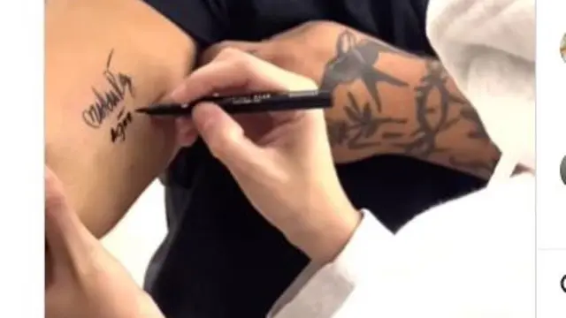 Heboh Pria Anerika Bikin Tato Tanda Tangan Agnez Mo di Tangannya