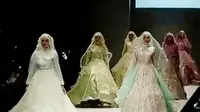 Berbagai macam peragaan busana hijab di JFW 2017.