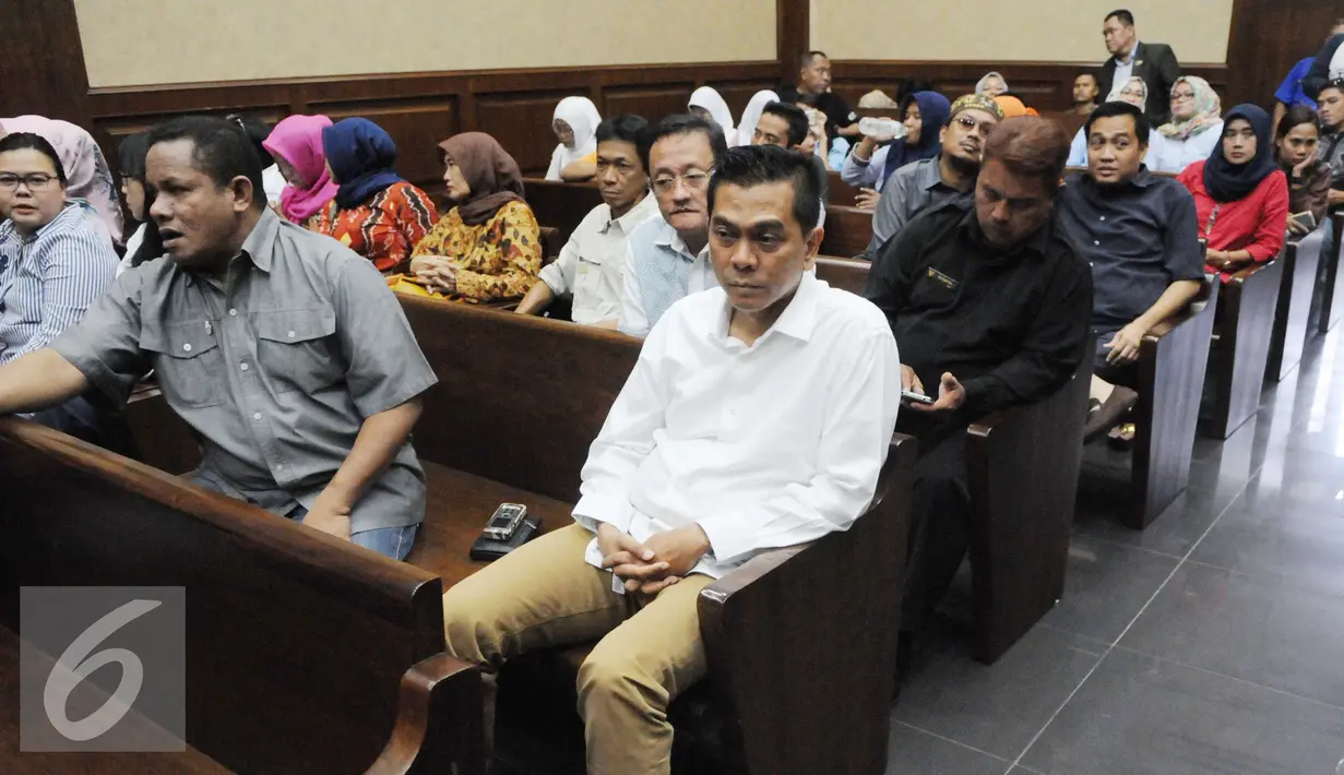 M. Sanusi sebelum mendengarkan pembacaan vonis dalam sidang lanjutan di Pengadilan Tipikor, Jakarta Pusat, Kamis (29/12). Sanusi ditetapkan bersalah dan divonis dengan hukuman 7 tahun penjara dan denda Rp 250 juta. (Liputan6.com/Helmi Affandi)
