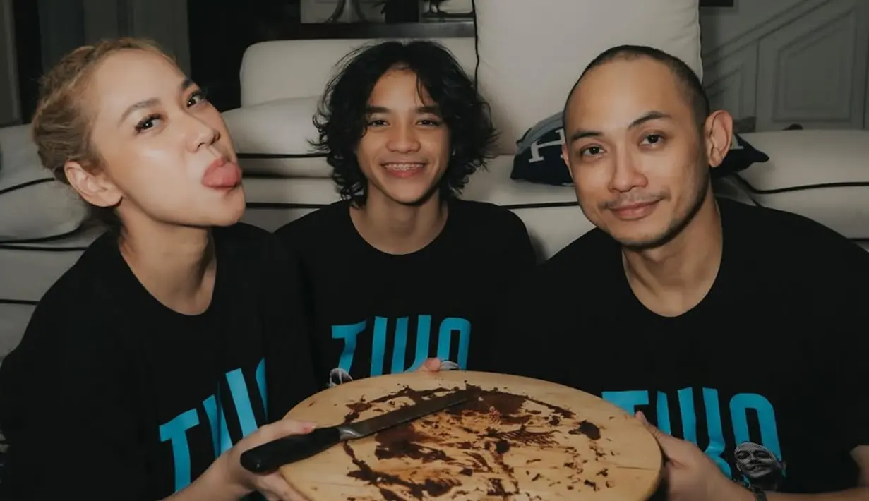 Diketahui BCL membuat sendiri kue ulang tahun untuk Tiko. Pelantun tembang Pernah Muda itu memang sering membuat kue khusus untuk orang tersayangnya. Lewat salah satu komentar unggahan netizen di kolom komentar, kue andalan BCL ini sangat enak. Teman-teman BCL pun mengakuinya. Netizen pun meminta BCL membuka toko kue dan menjual kue andalannya ini. (Liputan6.com/IG/@itsmebcl)
