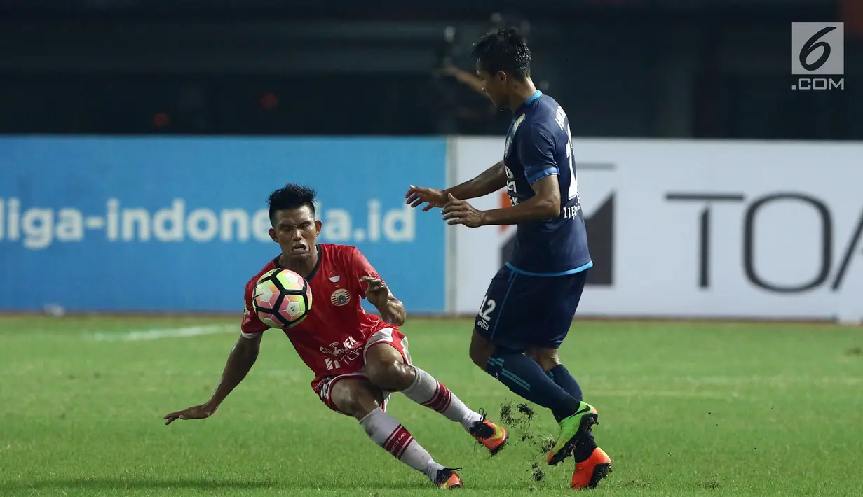 Gelandang Persija, Sandi Sute (kiri) berebut bola dengan pemain Arema FC, Hendro Siswanto saat laga lanjutan Liga 1 Indonesia di Stadion Patriot Candrabhaga, Bekasi, Jumat (2/6). Persija unggul 2-0 atas Arema FC. (Liputan6.com/Helmi Fithriansyah)