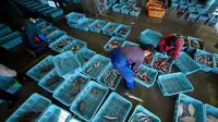 China dan Rusia telah melarang impor makanan laut Jepang sejak pembuangan limbah nuklir Fukushima dimulai. Namun, Jepang mengatakan makanan laut itu aman, pandangan yang sejauh ini didukung oleh Badan Energi Atom Internasional. (AP Photo/Eugene Hoshiko, Pool)