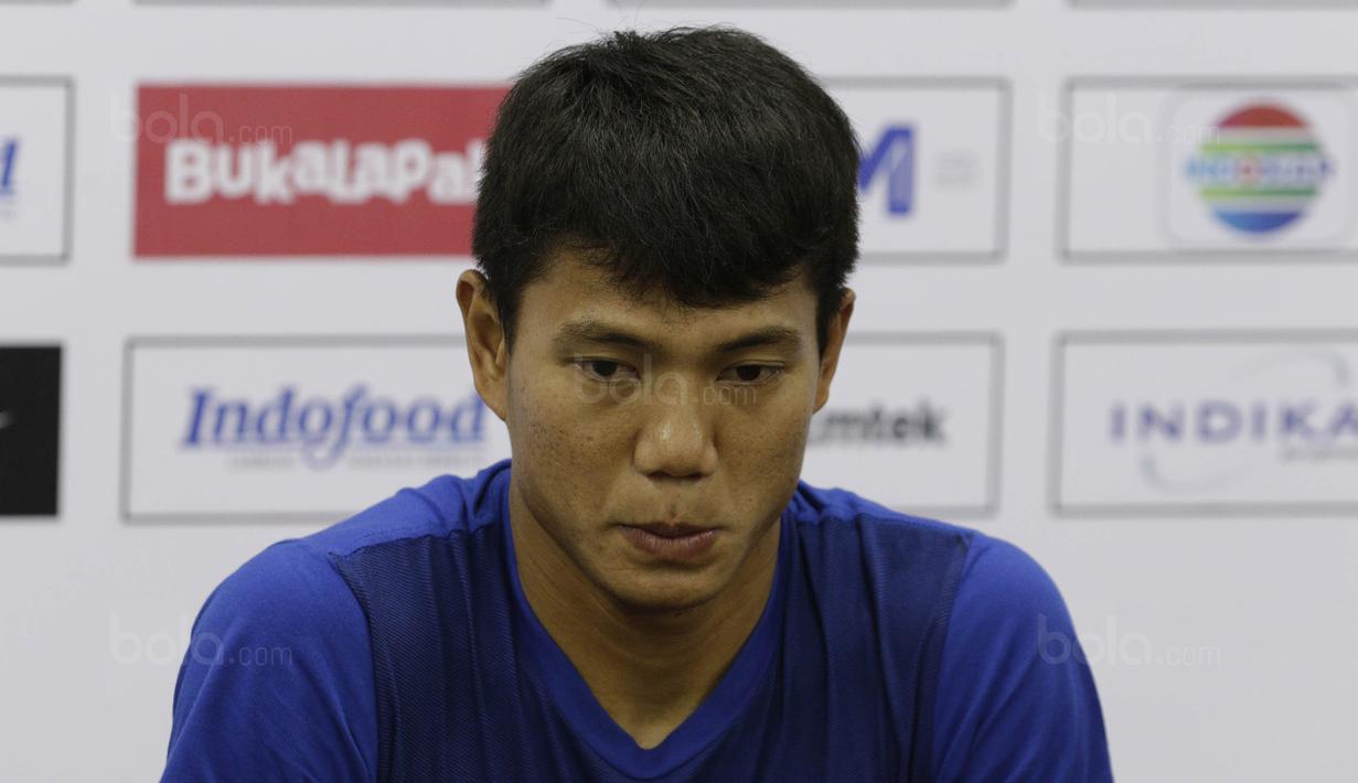 Bek Persib, Achmad Jufriyanto, menahan haru saat memberikan keterangan pers di Stadion GBLA, Bandung, Jumat (26/1/2018). Achmad Jufriyanto resmi mengumumkan kepindahannya dari Persib ke Kuala Lumpur FA, Malaysia. (Bola.com/M Iqbal Ichsan)