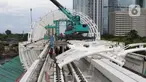 Pekerja beraktivitas menyelesaikan pengerjaan Stasiun LRT Jabodebek Dukuh Atas, Jakarta, Minggu (29/11/2020). Saat ini progres pembangunan LRT Jabodebek sudah mencapai 79,52 persen dan ditarget akan beroperasi pada pertengahan 2022. (Liputan6/Helmi Fithriansyah)
