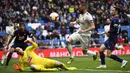 Striker Real Madrid, Karim Benzema, berusaha membobol gawang Eibar pada laga La Liga di Stadion Santiago Bernabeu, Sabtu (6/4). Real Madrid menang 2-1 atas Eibar. (AFP/Gabriel Bouys)