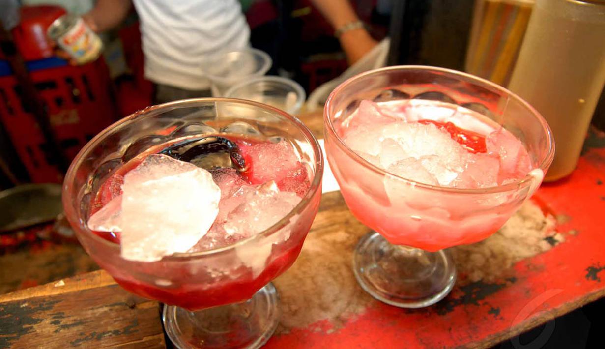 Es pocong di kawasan Depok ini sangat nikmat disajikan sebagai menu berbuka puasa, Kamis (3/7/14). (Liputan6.com/Miftahul Hayat)