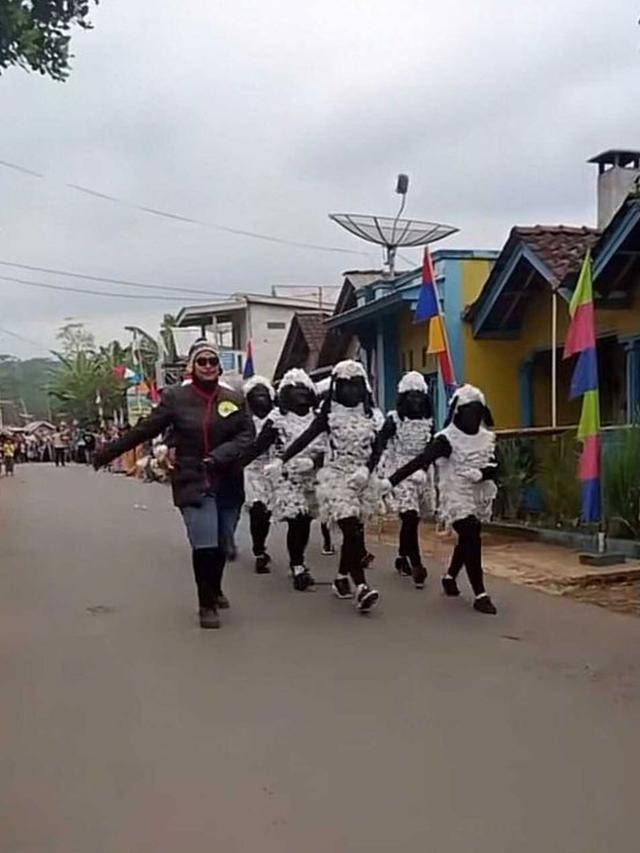 6 Kostum Gerak Jalan Paling Absurd Ini Bikin Penonton Senyum Lebar