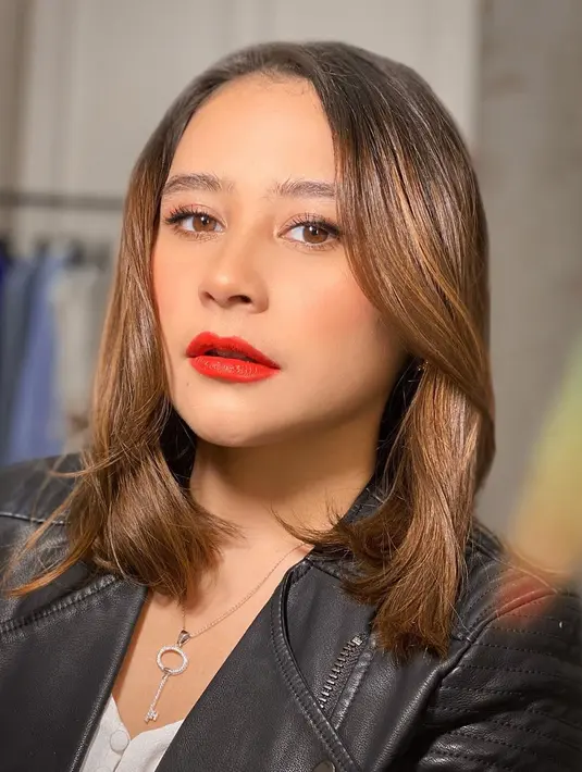 Raffi Ahmad, sebagai host acara tersebut menayakan tentang keinginan Prilly soal menikah. Perempuan ini memang mengakui belum ingin menikah sebelum usia 30 tahun. (Instagram/prillylatuconsina96)