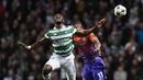 Pemain Celtic, Moussa Dembele (kiri) berusaha merebut bola dari kejaran pemain Manchester City, Aleksandar Kolarov pada laga Grup C Liga Champion di Celtic Park stadium, Glasgow, Kamis (29/9/2016)dini hari WIB. (AFP/Oli Scarf)
