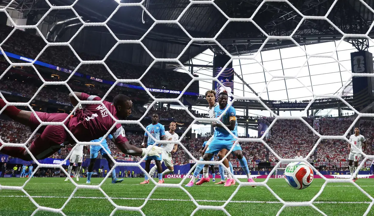 Pemain Inggris Harry Kane menyundul bola untuk mencetak gol pertama timnya selama pertandingan babak 32 Besar Piala Dunia FIFA 2026 antara Inggris dan Kongo di Stadion Atlanta di Atlanta, Georgia, Rabu, (01/07/2026). (AFP/ /Getty Images/ Megan Briggs)
