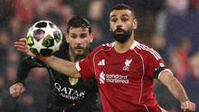 Mohamed Salah fokus menatap bola dalam laga panas di Anfield saat Liverpool menghadapi Paris Saint-Germain pada leg kedua perempat final Liga Champions 2025/2026, 14 April 2026. (AFP/FRANK FIFE)