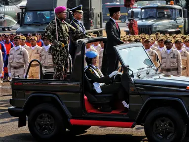 Presiden Joko Widodo atau Jokowi menginspeksi pasukan pada perayaan HUT ke-74 TNI di Taxi Way Echo, Lanud Halim Perdanakusuma, Jakarta Timur, Sabtu (5/10/2019). Jokowi bertindak selaku inspektur upacara. (Liputan6.com/JohanTallo)