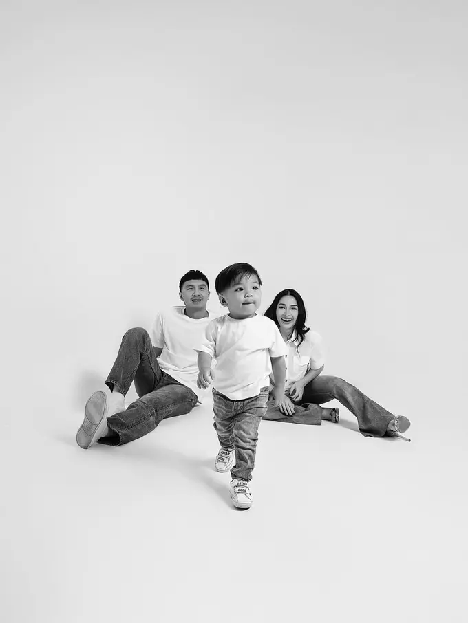 Potret Nikita Willy, Indra Priawan, dan Baby Izz (Instagram/nikitawillyofficial94)