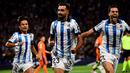 Brais Mendez (tengah) mencetak satu gol dalam laga debutnya di Liga Champions 2023/2024 bersama Real Sociedad. Gol tersebut hanya membawa Real Sociedad bermain imbang 1-1 dengan Inter Milan dalam laga matchday pertama Grup D (20/9/2023). (AFP/Ander Gillenea)