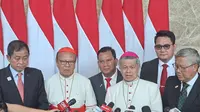 Ketua Konferensi Waligereja Indonesia, Mgr. Antonius Subianto Bunyamin, seusai mengantarkan Paus Fransiskus naik ke atas pesawat untuk bertolak ke Papua Nugini, di Gedung VIP Terminal 3 Bandara Soekarno Hatta. (Liputan6.com/Pramita Tristiawati).