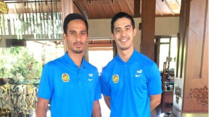 Dua pemain naturalisasi Malaysia, Matthew Thomas Davies (kiri) dan Brendan Gan Seng Ling, santai jelang uji coba melawan Indonesia di Solo. (Bola.com/Romi Syahputra)